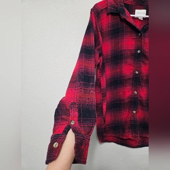 American Eagle small boyfriend fit red and black plaid button down flannel Shirt - Picture 4 of 7